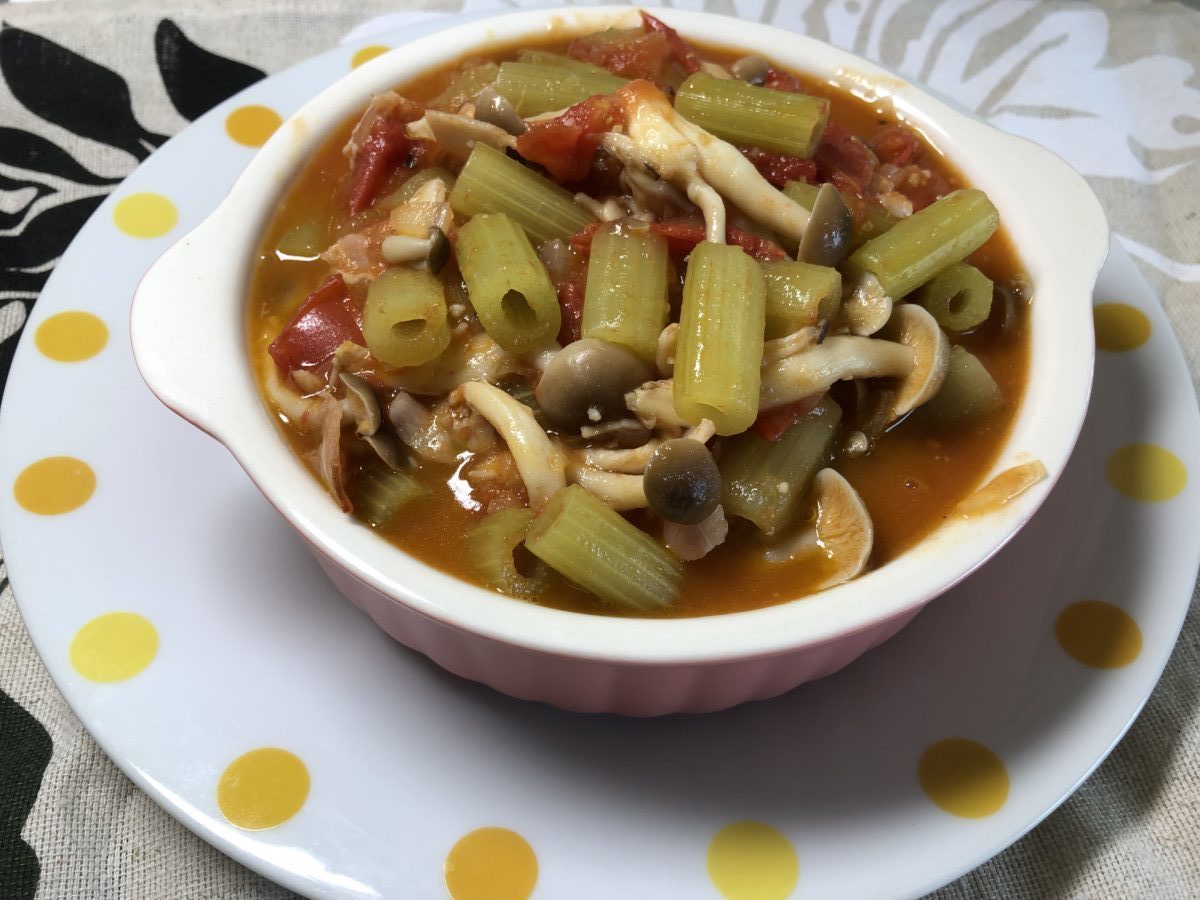 洋風アレンジのフキとしめじのトマト煮レシピ 味付けは塩だけ １人暮らしの自炊が楽しくなる簡単節約料理術と一週間レシピ